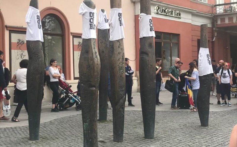 ”Stâlpii împușcați” din Cluj, îmbrăcaţi în tricouri cu mesajul ”De ce eu?”. Tudor Giurgiu: "Mi-am adus aminte de Piaţa Universităţii 1990, ne-ntoarcem în timp"