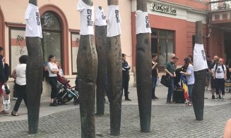 ”Stâlpii împușcați” din Cluj, îmbrăcaţi în tricouri cu mesajul ”De ce eu?”. Tudor Giurgiu: "Mi-am adus aminte de Piaţa Universităţii 1990, ne-ntoarcem în timp"