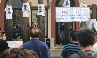 ”Stâlpii împușcați” din Cluj, îmbrăcaţi în tricouri cu mesajul ”De ce eu?”. Tudor Giurgiu: "Mi-am adus aminte de Piaţa Universităţii 1990, ne-nto