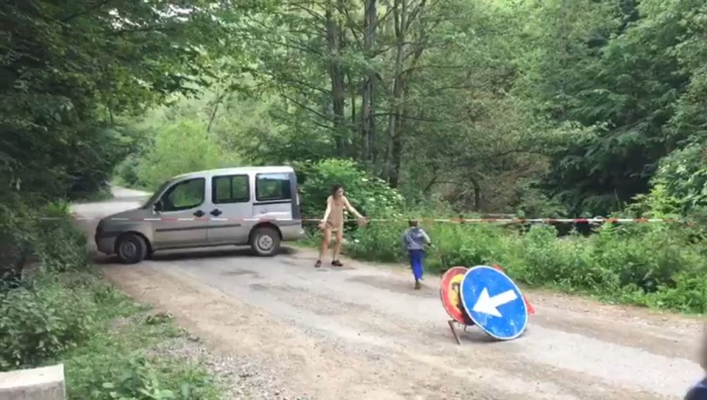 Ambulanță cu pacient în perfuzii, blocată de muncitorii care asfaltau drumul. Se lasă cu dosar penal