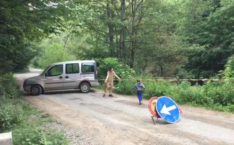 Ambulanță cu pacient în perfuzii, blocată de muncitorii care asfaltau drumul. Se lasă cu dosar penal