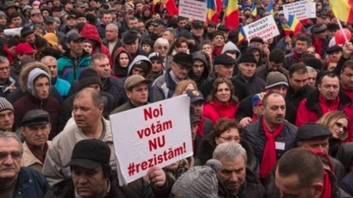 Mitingul PSD l-ar face invidios pe Ceaușescu: ”toată lumea în alb, multe steaguri mici, şefi de grup”