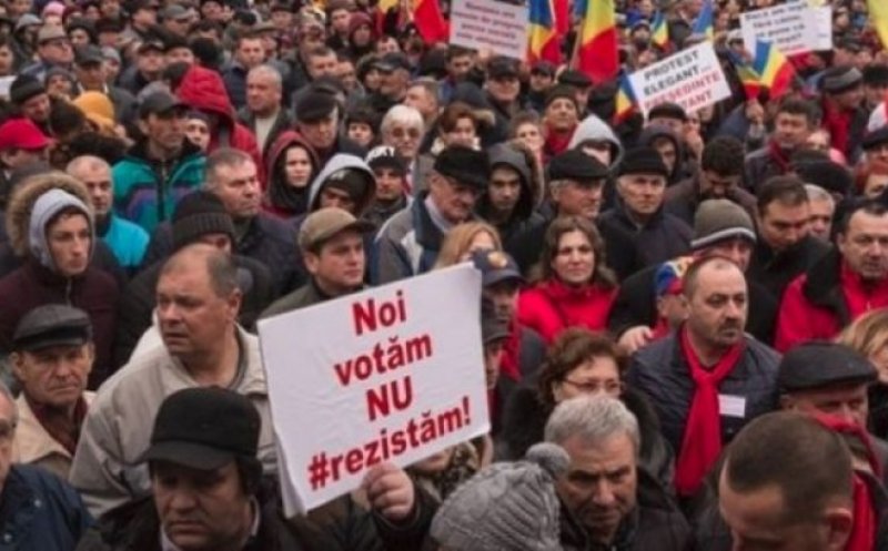 Mitingul PSD l-ar face invidios pe Ceaușescu: ”toată lumea în alb, multe steaguri mici, şefi de grup”