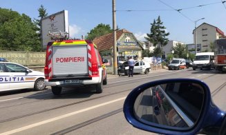 Accident pe Oaşului. Logan înfipt într-un stâlp