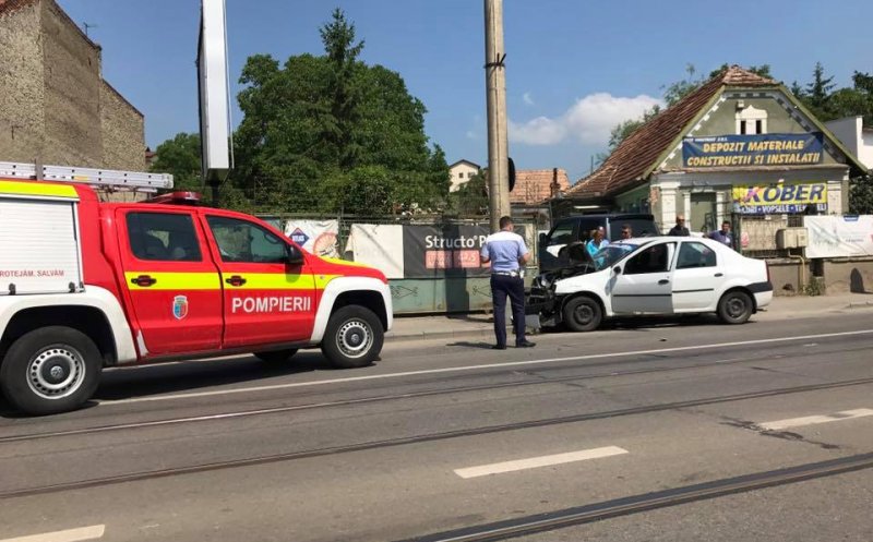Accident pe Oaşului. Logan înfipt într-un stâlp
