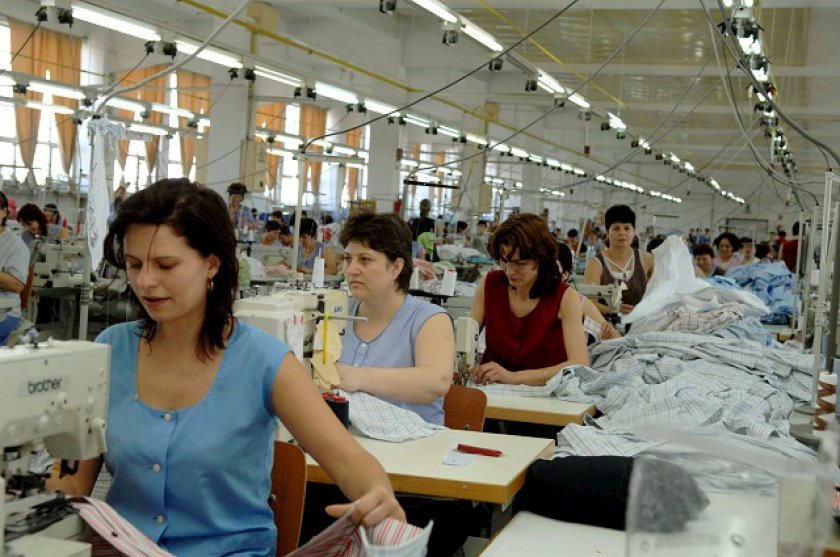 Femeia trebuie să aibă dreptul să poată munci până la 65 de ani. CCR: Altfel, vorbim de discriminare