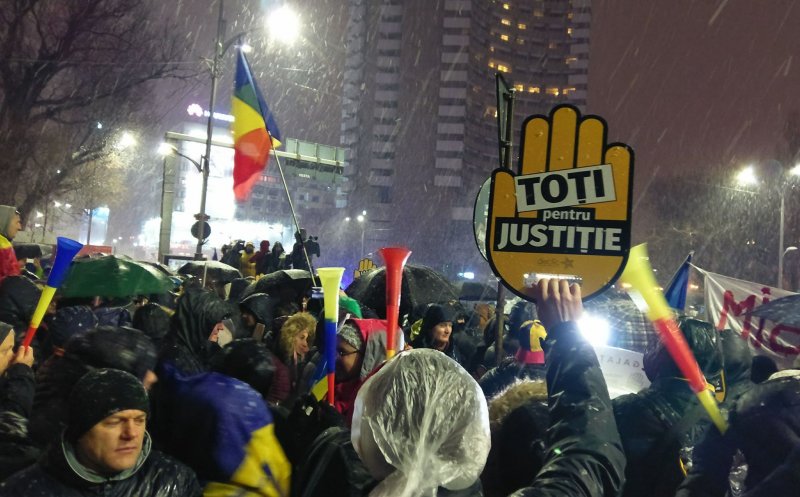 Protestatarii #rezist anunţă un protest în acelaşi timp cu cel organizat de PSD