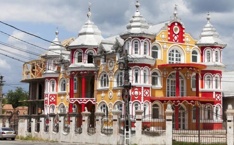 Carte poştală din Spania. "Cluj, o călătorie în inima Transilvaniei", cu oprire la palatele romilor din Huedin