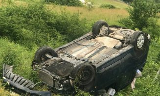 Viteza a băgat patru persoane în spital. O maşină s-a răsturnat în afara şoselei