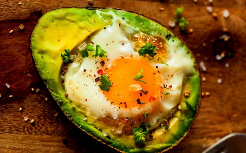 Mic dejun cu avocado. Trei reţete simple şi pline de vitamine