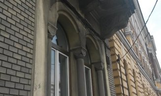 Ne cade Clujul în cap. O bucată dintr-un balcon s-a prăbușit într-o stație supraaglomerată