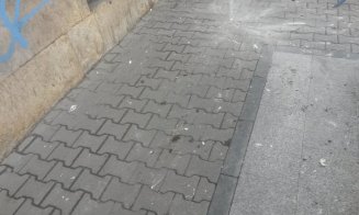 Ne cade Clujul în cap. O bucată dintr-un balcon s-a prăbușit într-o stație supraaglomerată