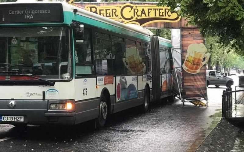 "Cursă specială" la BeerCrafters Festival. Un autobuz a rămas blocat în poarta montată pe aleea deja închisă