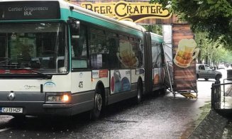 "Cursă specială" la BeerCrafters Festival. Un autobuz a rămas blocat în poarta montată pe aleea deja închisă