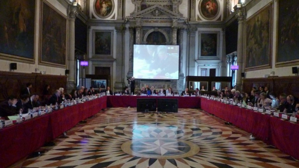 Comisia de la Veneţia trimite o delegaţie în România pentru a analiza Legile Justiţiei