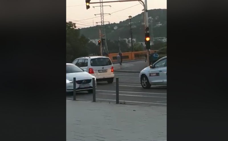 ”Verde la mașini, 6 secunde!” A înnebunit un semafor
