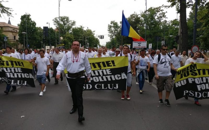 Mândrii pesediști clujeni, la miting. Președintele lor, cu ”cămeșă” populară
