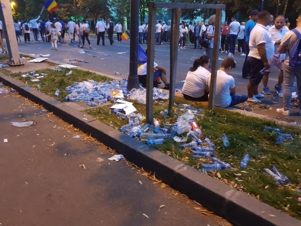 Imediat după miting, Piaţa Victoriei a fost curăţată de 100 de muncitori