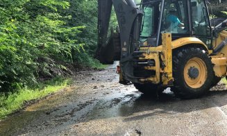 Alunecări de pământ şi arbori căzuţi pe un drum de munte din Cluj