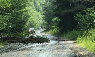 Alunecări de pământ şi arbori căzuţi pe un drum de munte din Cluj