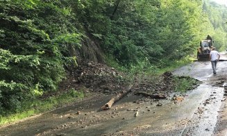 Alunecări de pământ şi arbori căzuţi pe un drum de munte din Cluj