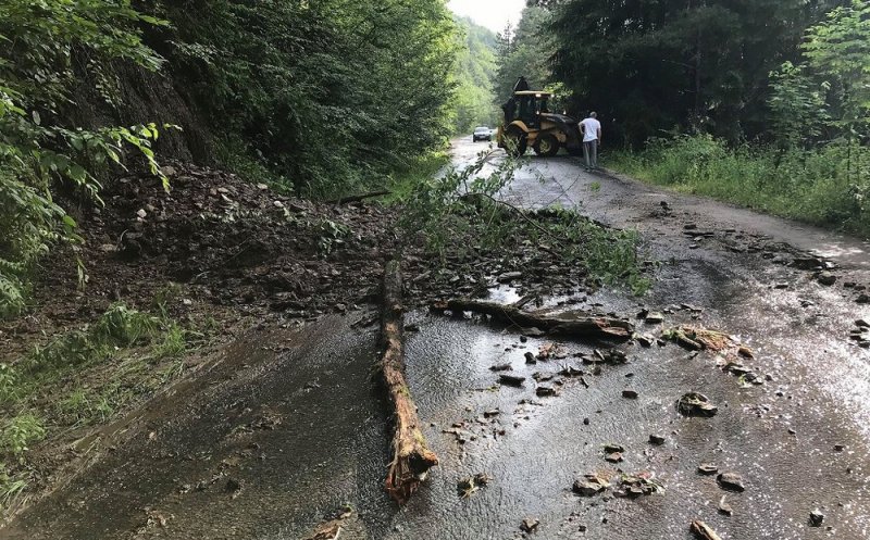 Alunecări de pământ şi arbori căzuţi pe un drum de munte din Cluj