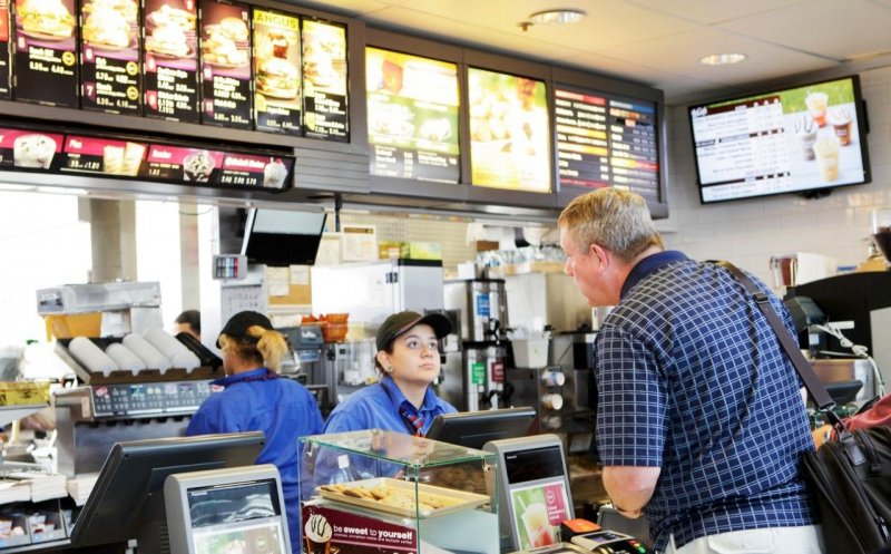 Fast-food-urile din Cluj umblă la salarii. Cât plătește McDonald's unui începător