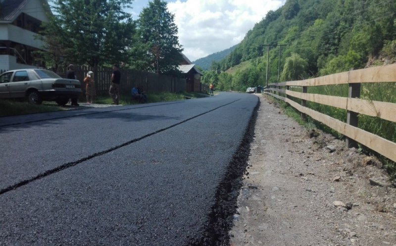Au fost finalizate lucrările de asfaltare pe drumu Valea Ierii – Caps - Cerc