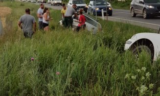 Accident în Apiha. Două maşini răsturnate în şanţ
