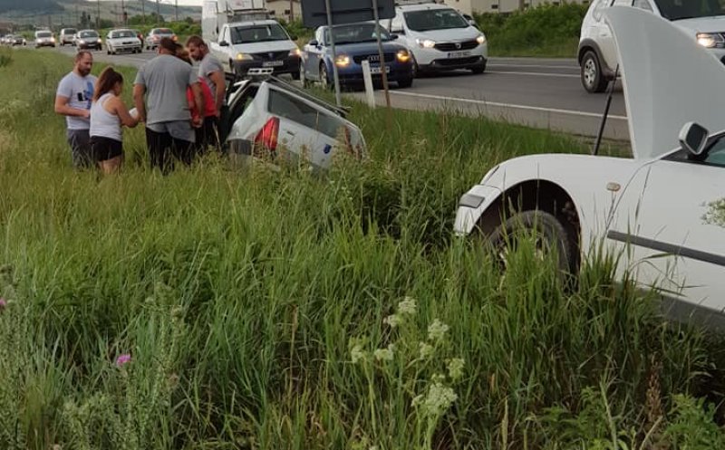 Accident în Apahida. Două maşini răsturnate în şanţ