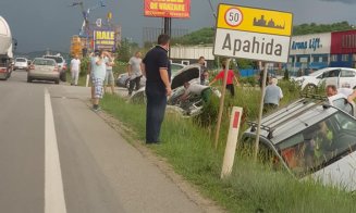Accident în Apiha. Două maşini răsturnate în şanţ