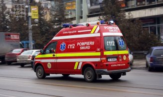 Copac căzut pe maşină într-o localitate din Cluj. Este al treilea incident de acest fel