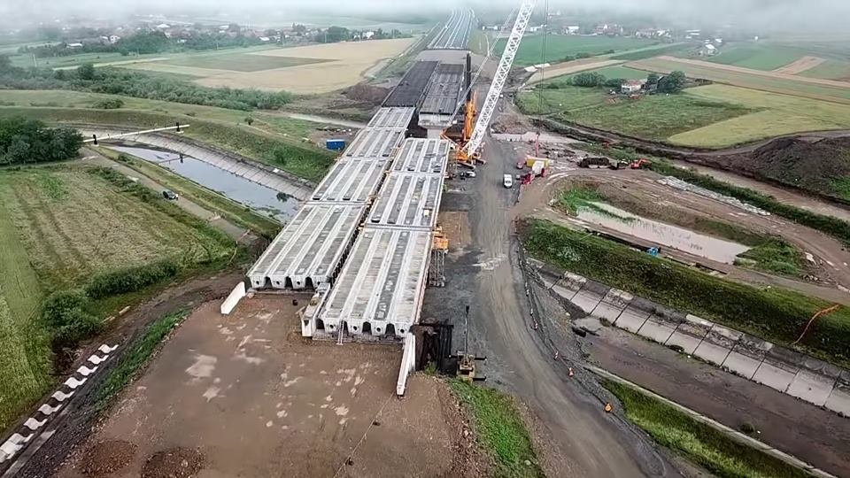 Grinzile au fost instalate. Ce urmează pe şantierul podului ce trece autostrada peste Someş