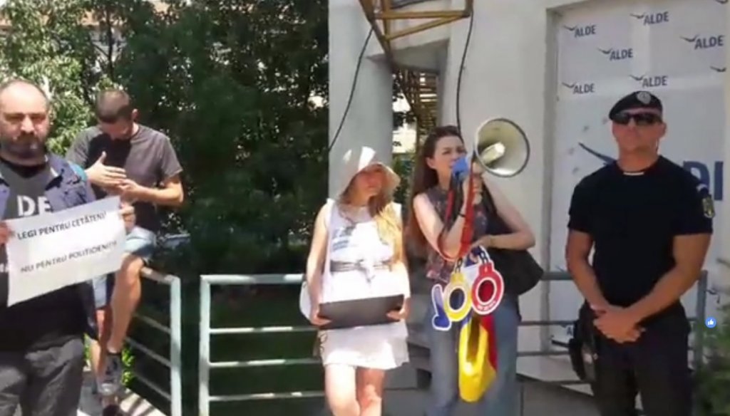 Tăriceanu, întâmpinat cu proteste la Cluj: "Nu vrem să fim conduşi de hoţi"