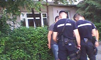 Protest la sediul ALDE Cluj.  A luat amendă după ce a dat cu piciorul în maşina lui Tăriceanu