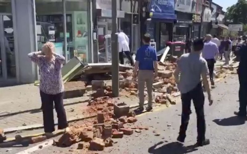 VIDEO | Acoperişul unui magazin din Londra s-a prăbuşit peste cumpărători
