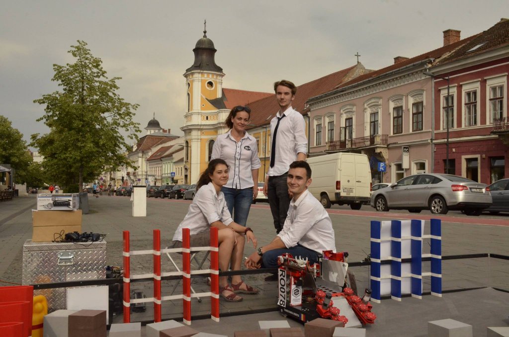 Jurnal TRX | Roboţelul de la Cluj a trecut oceanul. Mai sunt câteva zile până la competiţie
