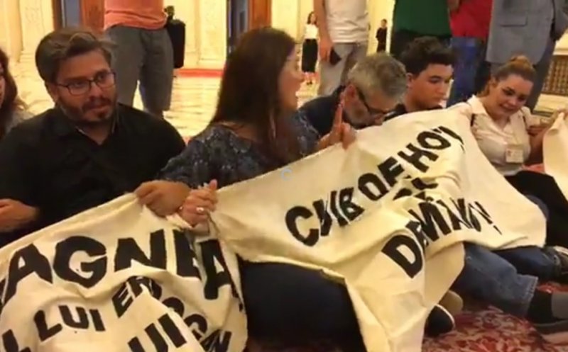 Protest în Parlament, în faţa sălii plenului, în timpul discursului premierului Dăncilă