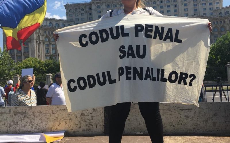 Protest şi la Bucureşti. Îmbrâncei, lider al protestatarilor ridicat de jandarmi, femeie dusă cu SMURD, trafic blocat