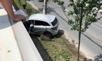 Accident grav în zona aeroportului. O mașină, la un pas să fie strivită de stălpul prăbușit în urma impactului cu un bolid
