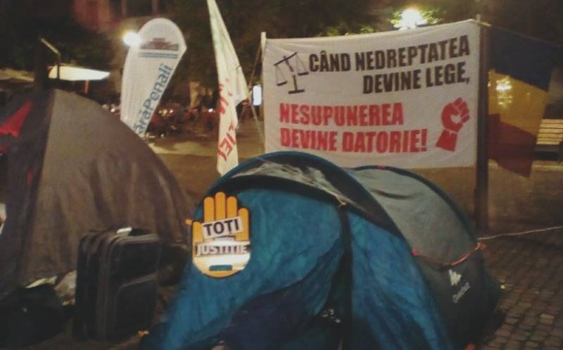 Golaniada 2.0. Mai mulţi protestatari şi-au adus corturi să doarmă în Piaţa Unirii