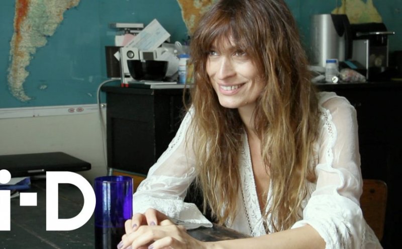 Dr. Quinn: Secrete de vedete – modelul Caroline de Maigret ne oferă o mostră despre stilul de viață parizian, liber și nonconformist