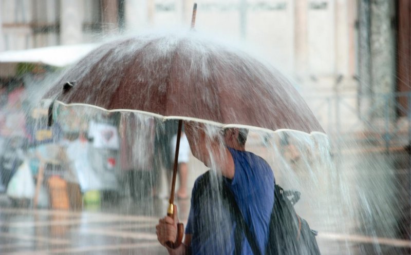 Vreme instabilă în acest weekend. Ploi torențile și temperaturi mai mici cu până la 10  grade