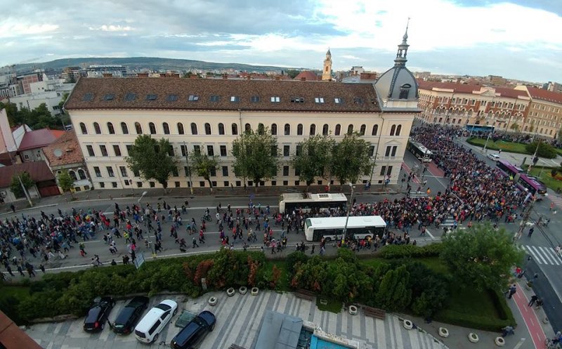 10.000 de clujeni în stradă: "O.U.G 13 revine! Suntem aici și îi vom opri!"