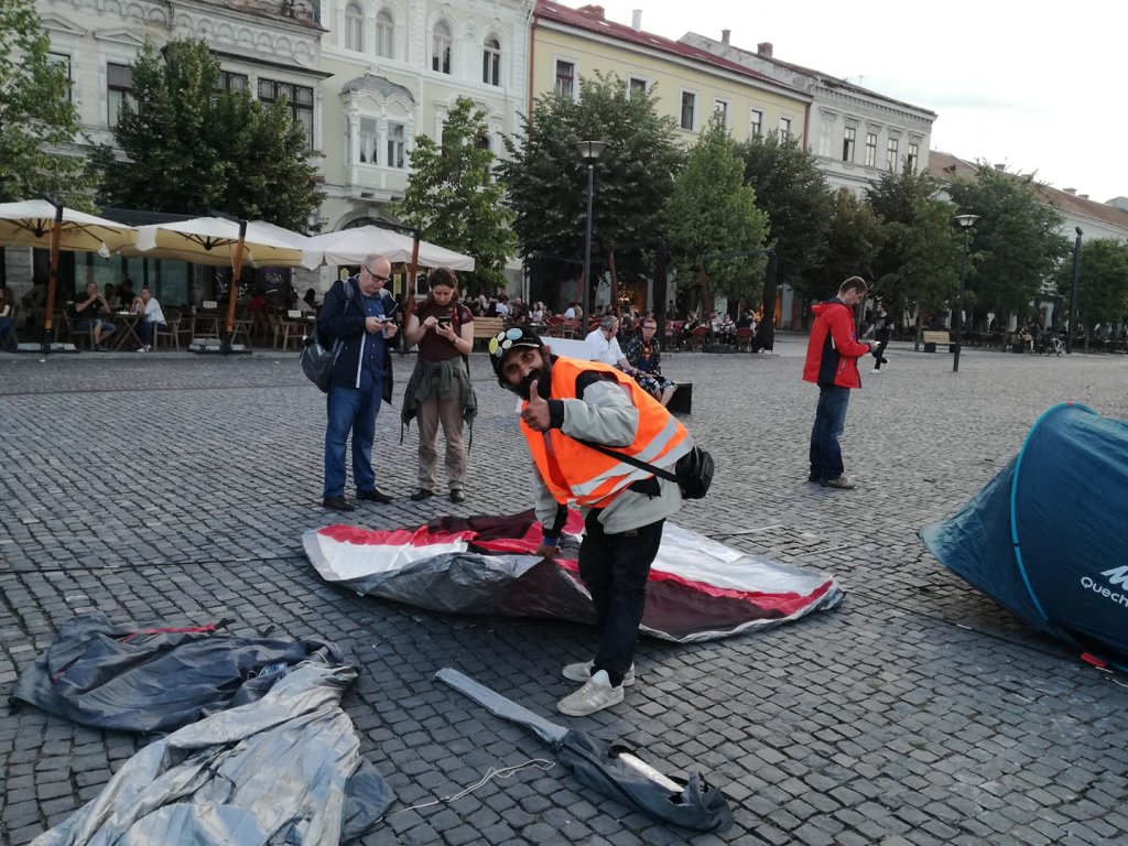 Nu are casă, dar e prezent la toate protestele împotriva guvernului PSD de la Cluj. Oamenii s-au mobilizat şi încearcă să-l ajute