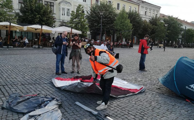 Nu are casă, dar e prezent la toate protestele împotriva guvernului PSD de la Cluj. Oamenii s-au mobilizat şi încearcă să-l ajute