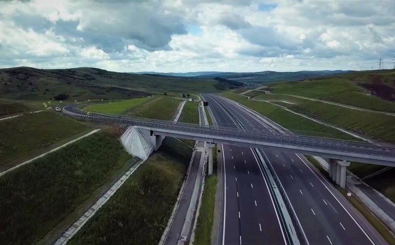 Noi imagini din dronă cu un lot al Autostrăzii Sebeş - Turda. "Cât timp își vor mai risca viața oamenii pe drumul național paralel?"