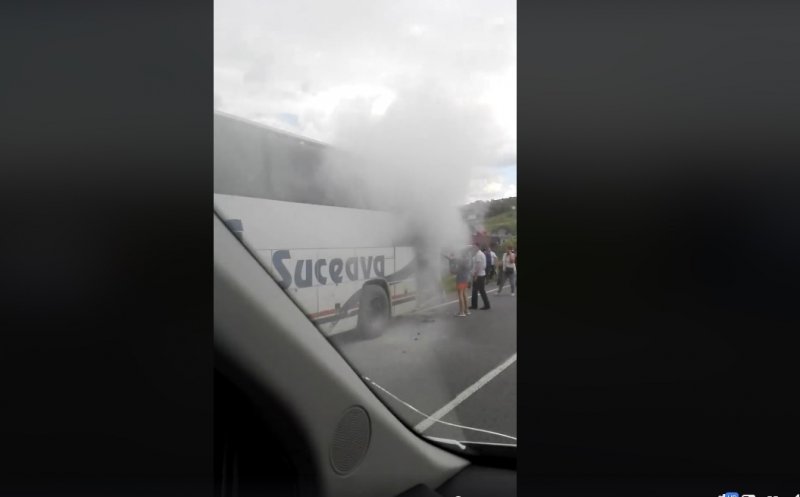 Un autocar a luat foc pe centura Clujului