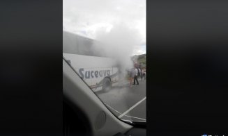 Un autocar a luat foc pe centura Clujului