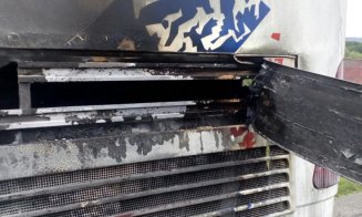 Un autocar a luat foc pe centura Clujului